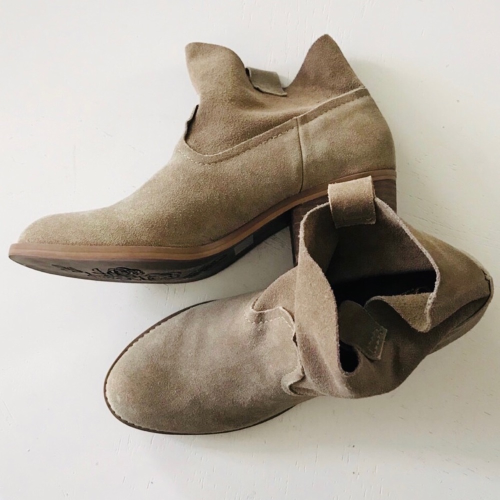 Carlos Santana 9 tan suede ankle booties Sz 9